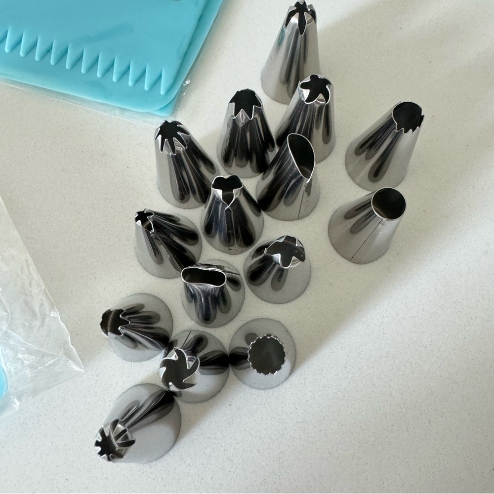 Cake supplies Set of 15 piping tips for decorating cookies and cakes - Picture 2 of 3